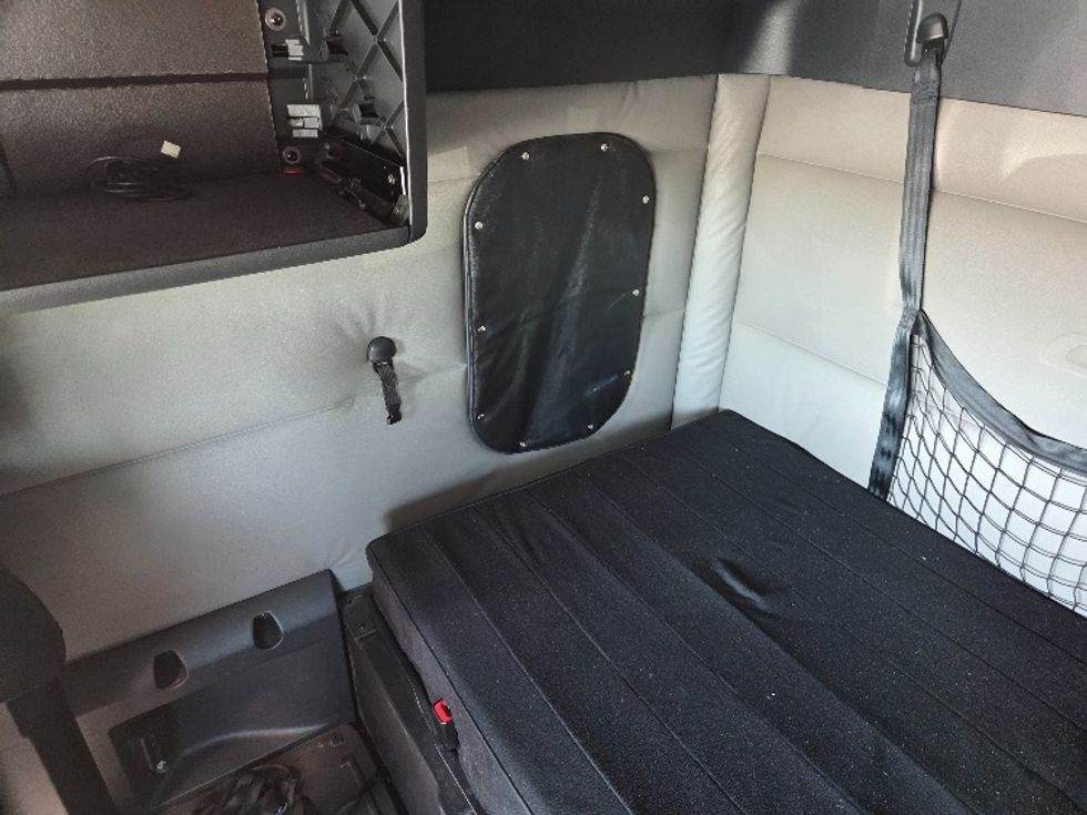 Sleeper Tractor-Heavy Duty Tractors-Freightliner-2021-T12664ST-Kansas City-MO-615,465\n\t\tmiles-$ 56,750 - Image 19