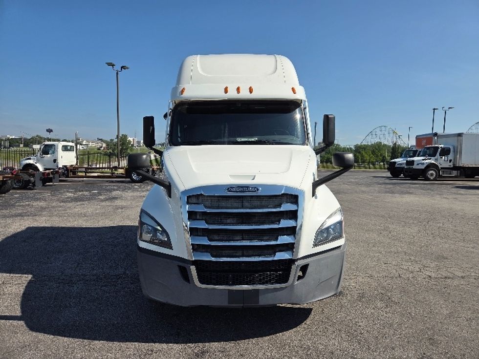 Sleeper Tractor-Heavy Duty Tractors-Freightliner-2021-T12664ST-Kansas City-MO-615,465\n\t\tmiles-$ 56,750 - Image 2