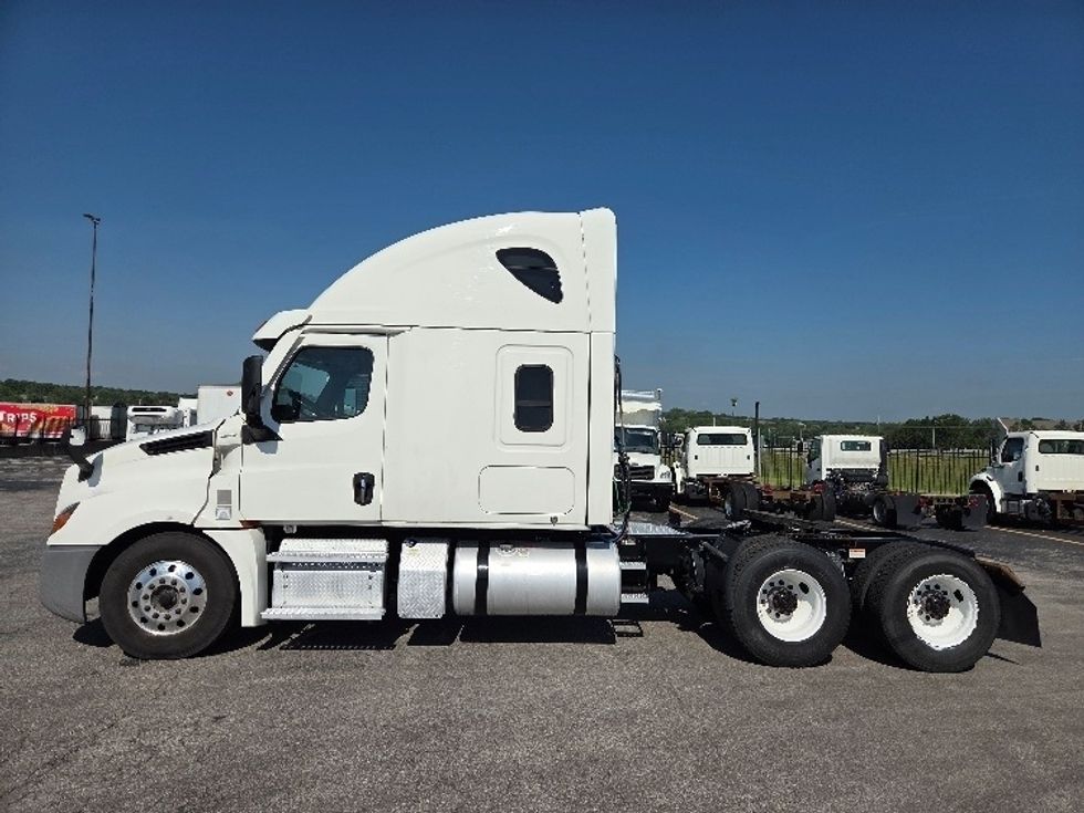 Sleeper Tractor-Heavy Duty Tractors-Freightliner-2021-T12664ST-Kansas City-MO-615,465\n\t\tmiles-$ 56,750 - Image 4