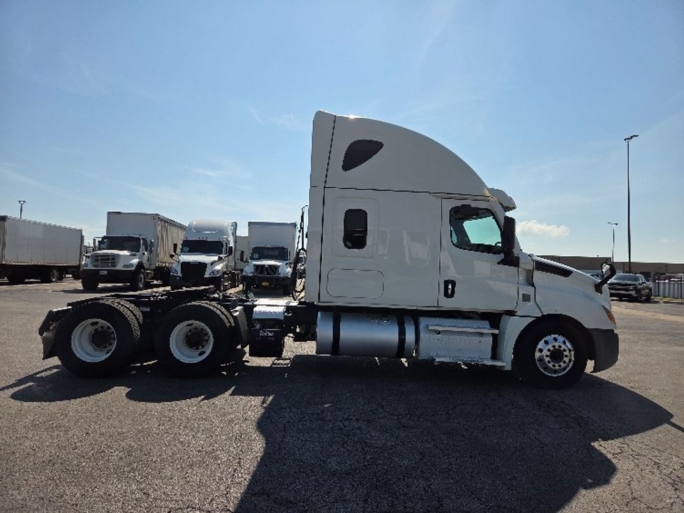 Sleeper Tractor-Heavy Duty Tractors-Freightliner-2021-T12664ST-Kansas City-MO-615,465\n\t\tmiles-$ 56,750 - Image 8