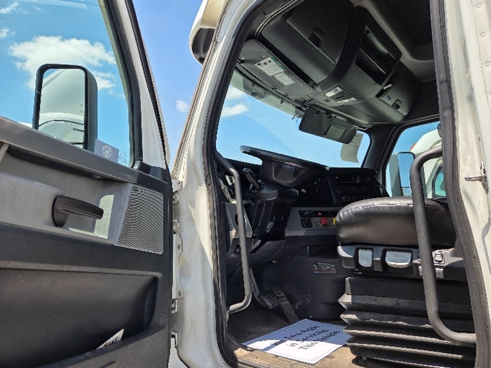 Sleeper Tractor-Heavy Duty Tractors-Freightliner-2021-T12664ST-Kansas City-MO-615,465\n\t\tmiles-$ 56,750 - Image 9