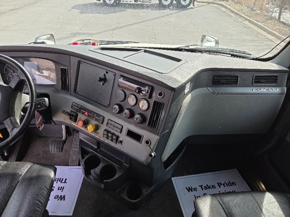 Sleeper Tractor-Heavy Duty Tractors-Freightliner-2021-T12664ST-Kansas City-MO-626,756\n\t\tmiles-$ 52,500 - Image 12