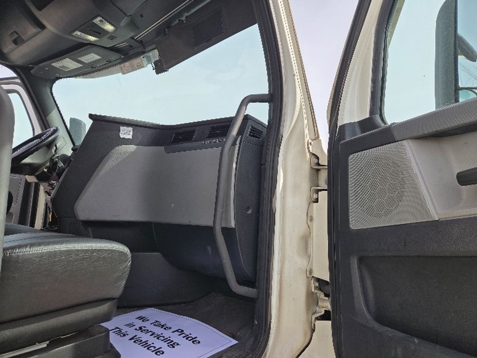 Sleeper Tractor-Heavy Duty Tractors-Freightliner-2021-T12664ST-Kansas City-MO-626,756\n\t\tmiles-$ 52,500 - Image 13