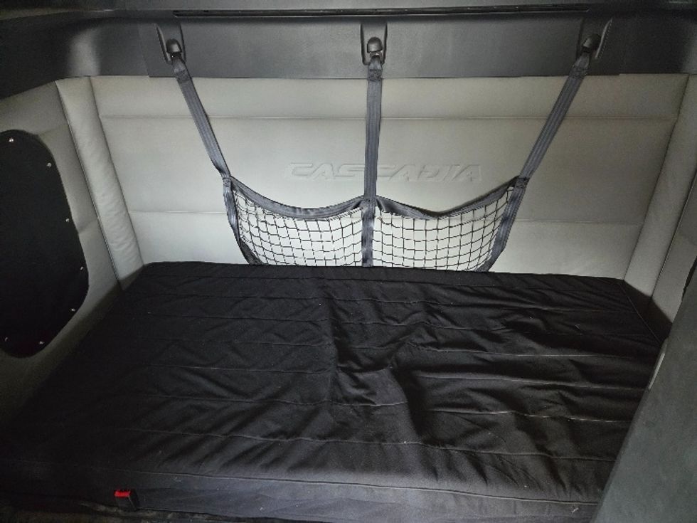 Sleeper Tractor-Heavy Duty Tractors-Freightliner-2021-T12664ST-Kansas City-MO-626,756\n\t\tmiles-$ 52,500 - Image 16