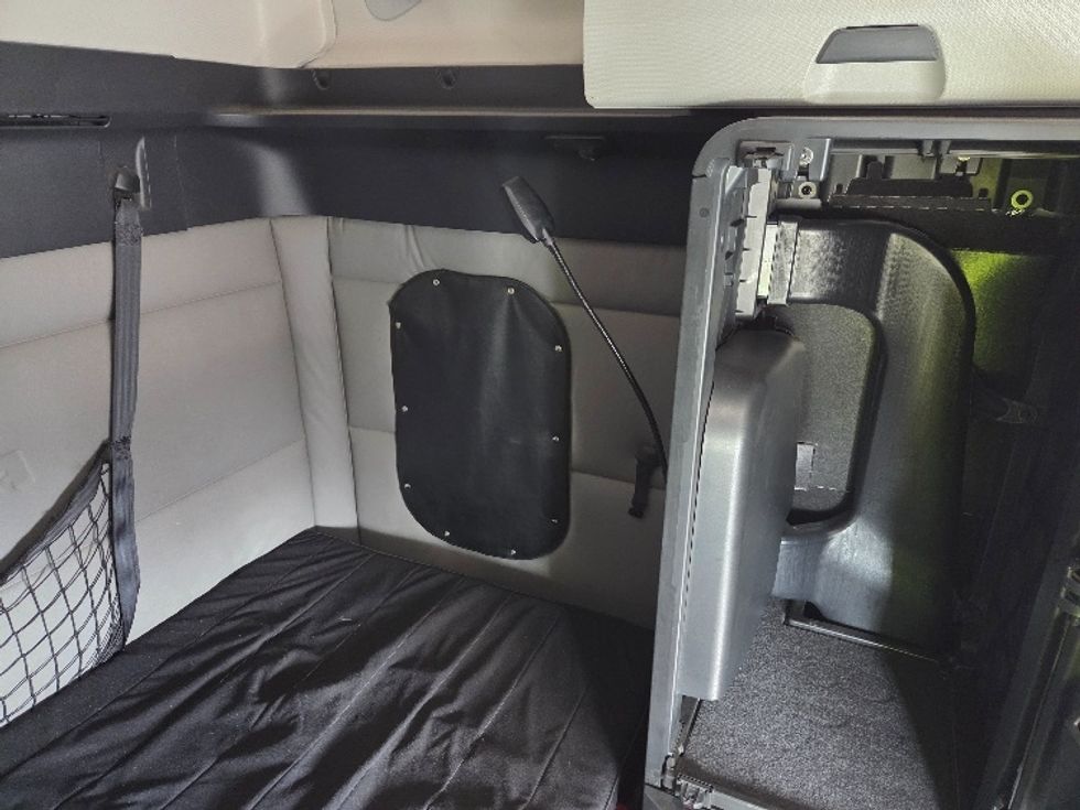 Sleeper Tractor-Heavy Duty Tractors-Freightliner-2021-T12664ST-Kansas City-MO-626,756\n\t\tmiles-$ 52,500 - Image 17