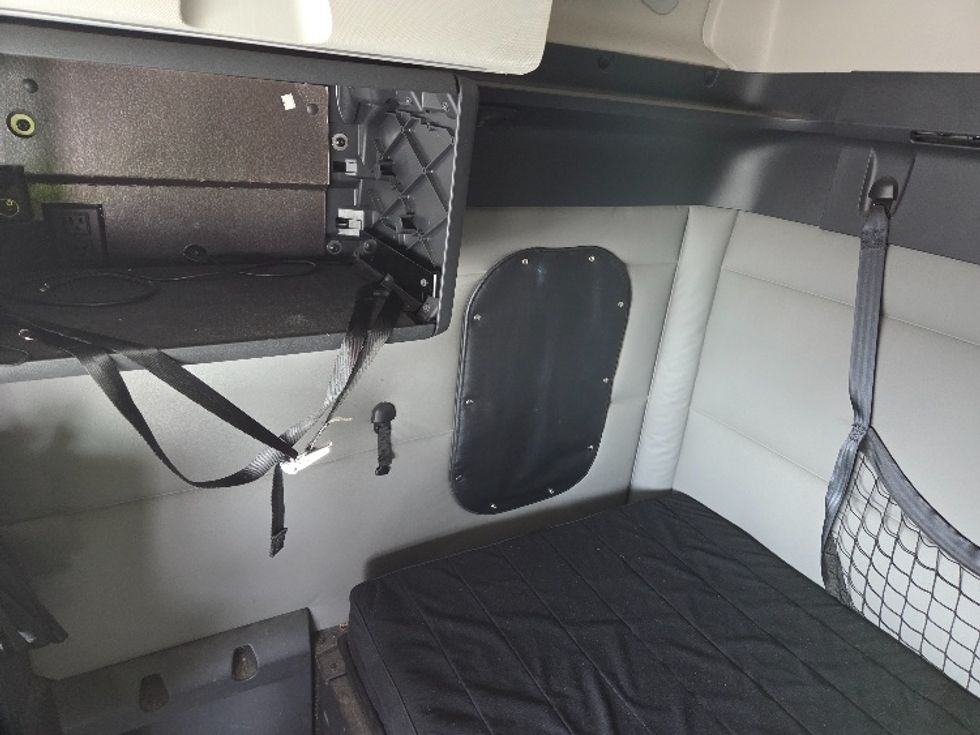 Sleeper Tractor-Heavy Duty Tractors-Freightliner-2021-T12664ST-Kansas City-MO-626,756\n\t\tmiles-$ 52,500 - Image 18