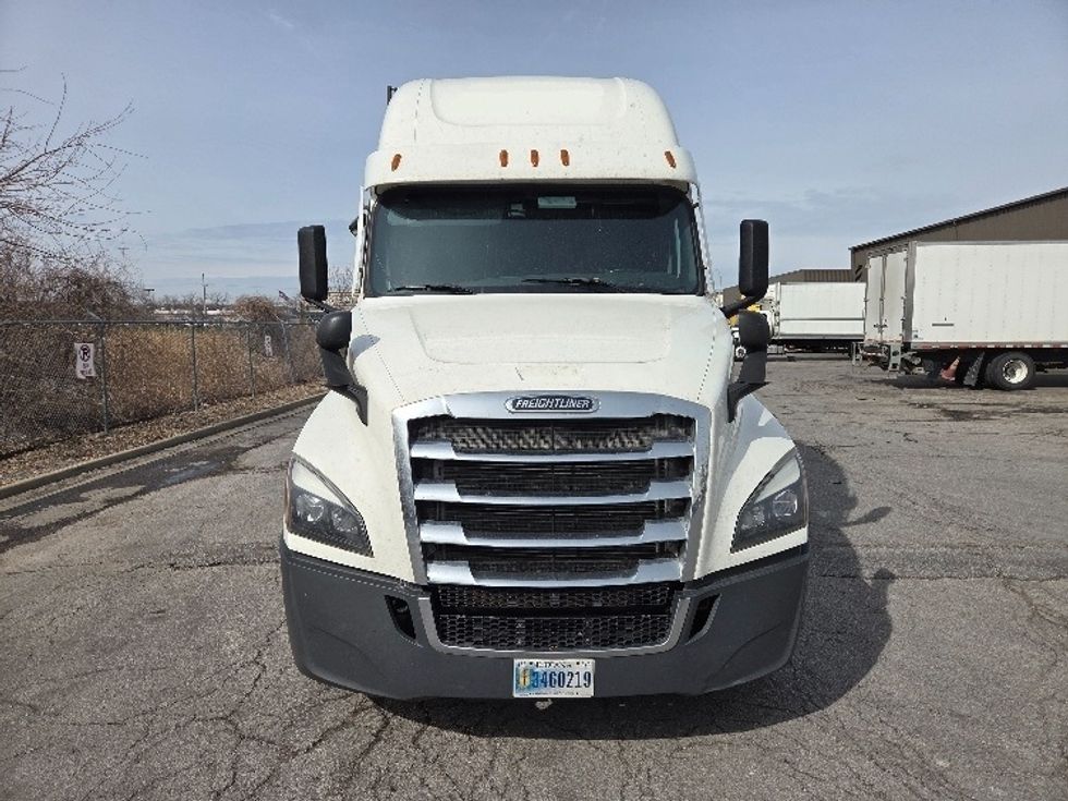 Sleeper Tractor-Heavy Duty Tractors-Freightliner-2021-T12664ST-Kansas City-MO-626,756\n\t\tmiles-$ 52,500 - Image 2