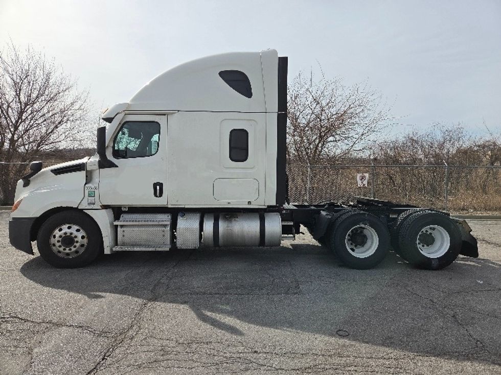 Sleeper Tractor-Heavy Duty Tractors-Freightliner-2021-T12664ST-Kansas City-MO-626,756\n\t\tmiles-$ 52,500 - Image 4