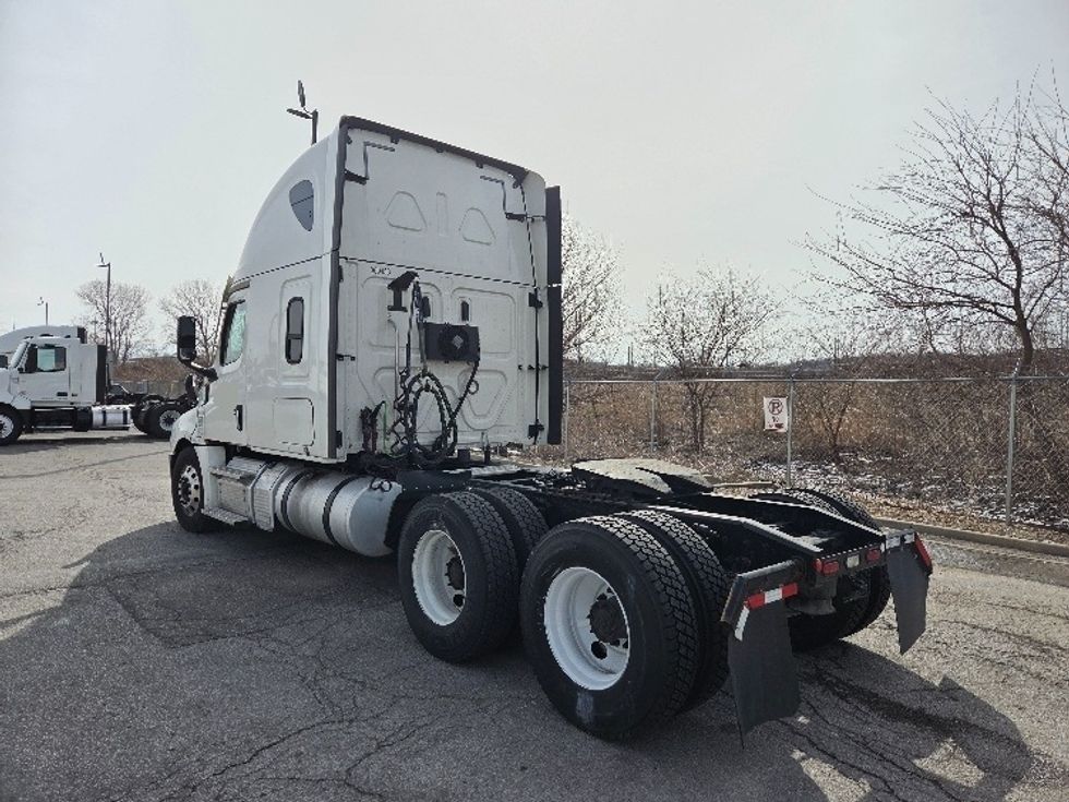 Sleeper Tractor-Heavy Duty Tractors-Freightliner-2021-T12664ST-Kansas City-MO-626,756\n\t\tmiles-$ 52,500 - Image 5