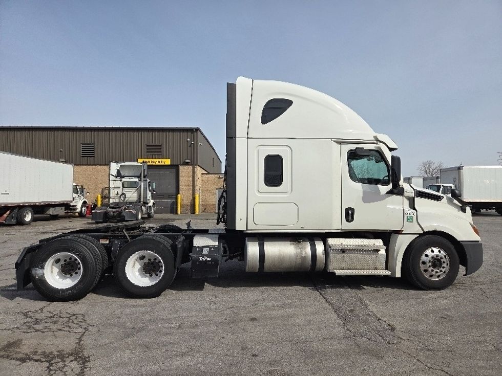 Sleeper Tractor-Heavy Duty Tractors-Freightliner-2021-T12664ST-Kansas City-MO-626,756\n\t\tmiles-$ 52,500 - Image 8