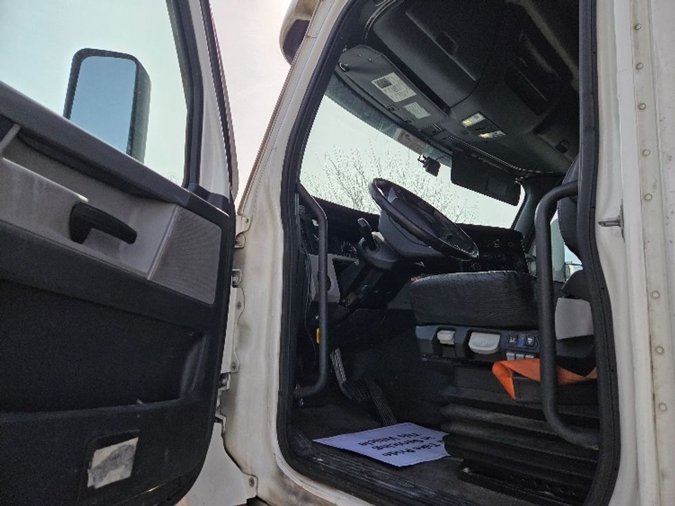 Sleeper Tractor-Heavy Duty Tractors-Freightliner-2021-T12664ST-Kansas City-MO-626,756\n\t\tmiles-$ 52,500 - Image 9