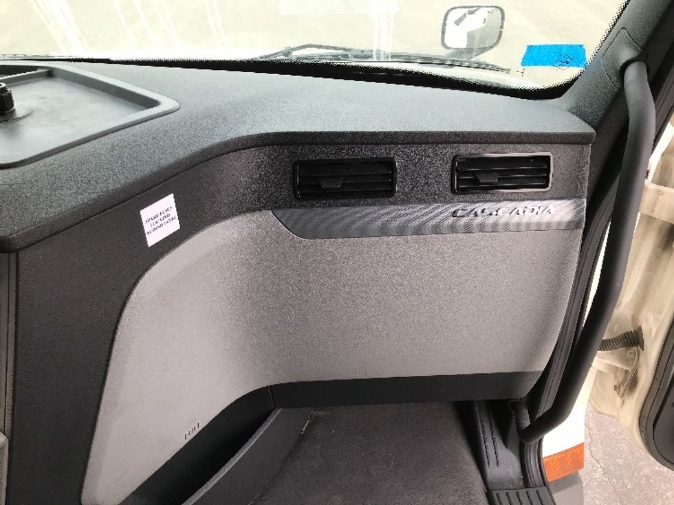 Sleeper Tractor-Heavy Duty Tractors-Freightliner-2021-T12664ST-Kansas City-MO-627,460\n\t\tmiles-$ 58,750 - Image 14