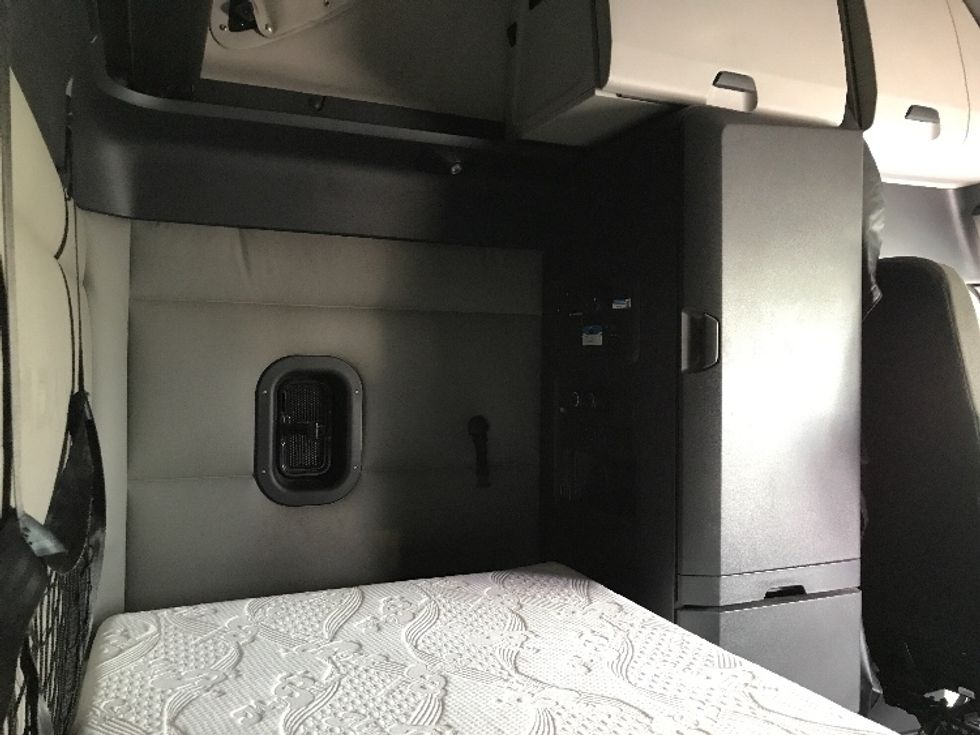 Sleeper Tractor-Heavy Duty Tractors-Freightliner-2021-T12664ST-Kansas City-MO-627,460\n\t\tmiles-$ 58,750 - Image 18