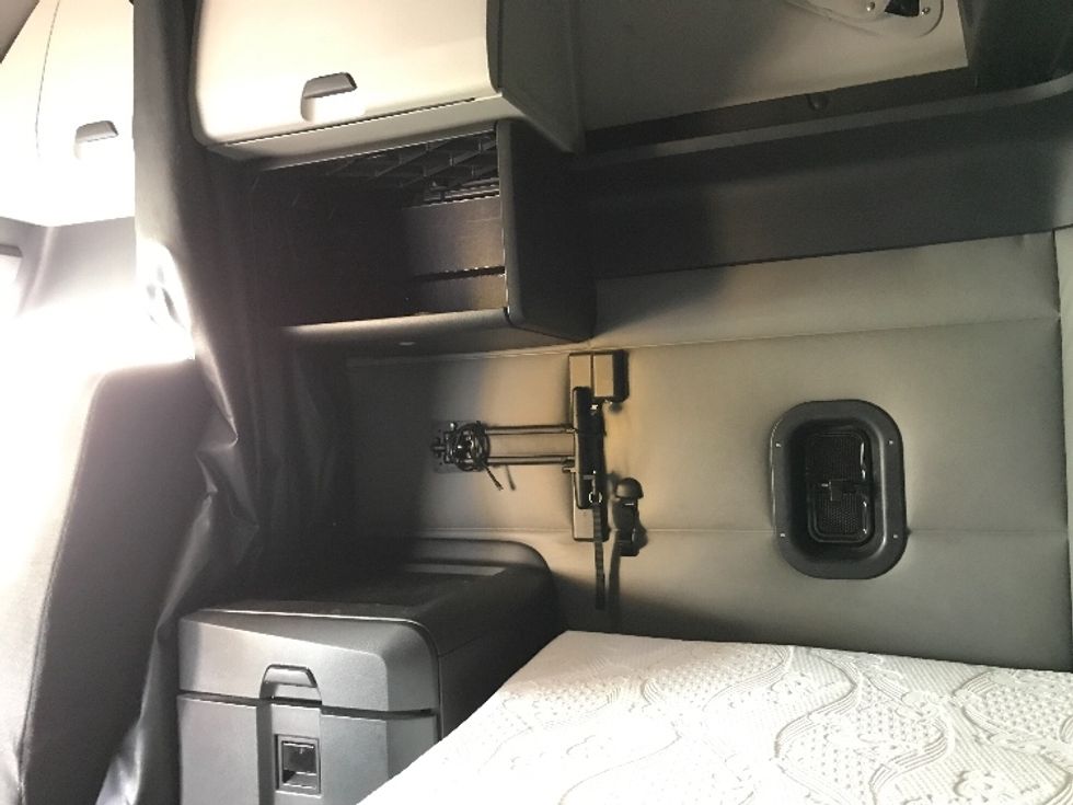 Sleeper Tractor-Heavy Duty Tractors-Freightliner-2021-T12664ST-Kansas City-MO-627,460\n\t\tmiles-$ 58,750 - Image 19