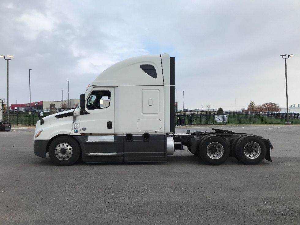 2021 Freightliner Cascadia 126" Sleeper Cab photo 3