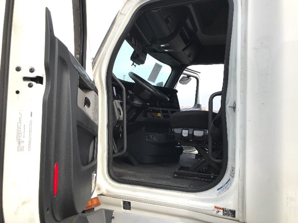 Sleeper Tractor-Heavy Duty Tractors-Freightliner-2021-T12664ST-Kansas City-MO-627,460\n\t\tmiles-$ 58,750 - Image 9