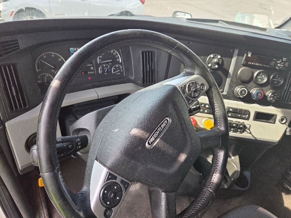 Sleeper Tractor-Heavy Duty Tractors-Freightliner-2021-T12664ST-Kansas City-MO-657,130\n\t\tmiles-$ 48,500 - Image 11