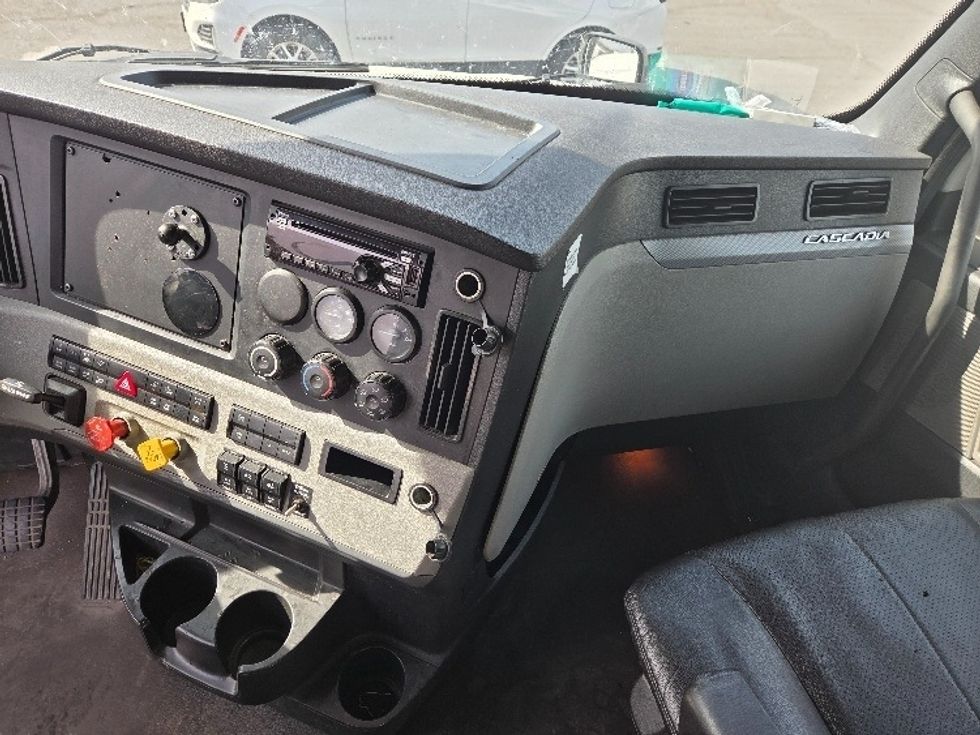 Sleeper Tractor-Heavy Duty Tractors-Freightliner-2021-T12664ST-Kansas City-MO-657,130\n\t\tmiles-$ 48,500 - Image 12