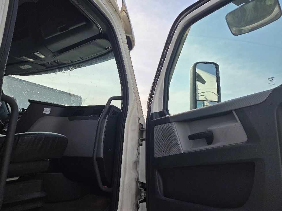 Sleeper Tractor-Heavy Duty Tractors-Freightliner-2021-T12664ST-Kansas City-MO-657,130\n\t\tmiles-$ 48,500 - Image 13