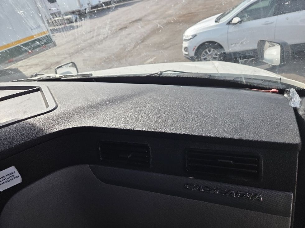 Sleeper Tractor-Heavy Duty Tractors-Freightliner-2021-T12664ST-Kansas City-MO-657,130\n\t\tmiles-$ 48,500 - Image 14