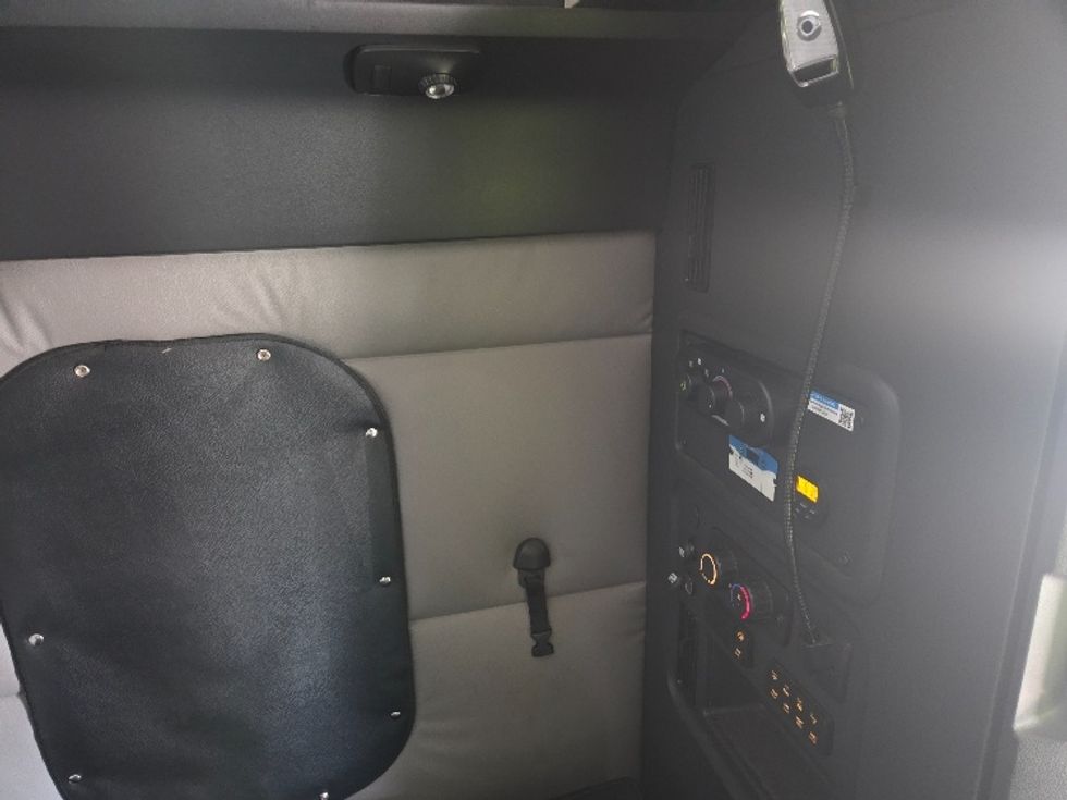 Sleeper Tractor-Heavy Duty Tractors-Freightliner-2021-T12664ST-Kansas City-MO-657,130\n\t\tmiles-$ 48,500 - Image 17