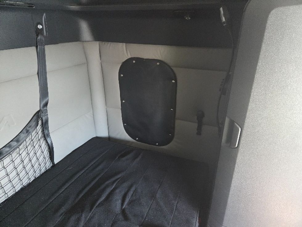 Sleeper Tractor-Heavy Duty Tractors-Freightliner-2021-T12664ST-Kansas City-MO-657,130\n\t\tmiles-$ 48,500 - Image 18