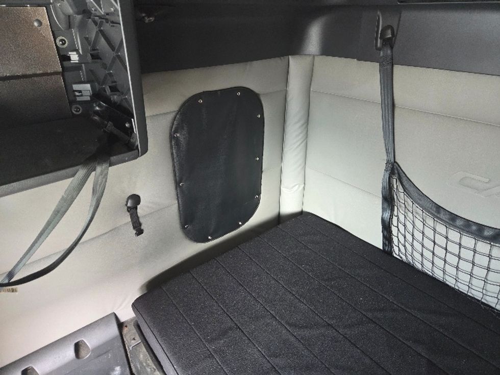 Sleeper Tractor-Heavy Duty Tractors-Freightliner-2021-T12664ST-Kansas City-MO-657,130\n\t\tmiles-$ 48,500 - Image 19