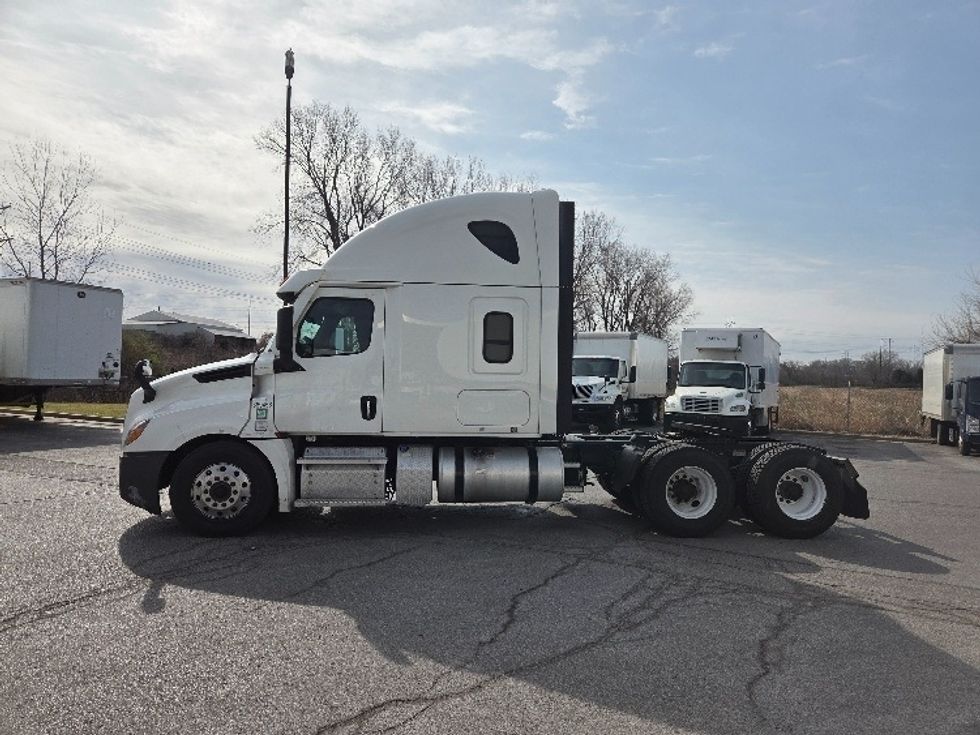 Sleeper Tractor-Heavy Duty Tractors-Freightliner-2021-T12664ST-Kansas City-MO-657,130\n\t\tmiles-$ 48,500 - Image 4