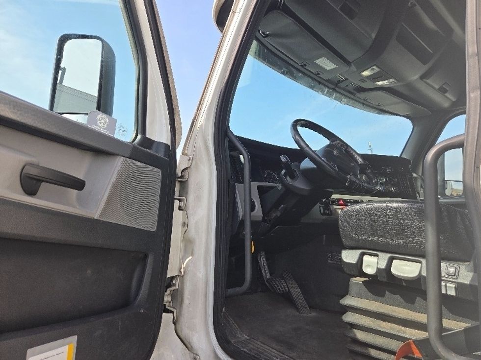 Sleeper Tractor-Heavy Duty Tractors-Freightliner-2021-T12664ST-Kansas City-MO-657,130\n\t\tmiles-$ 48,500 - Image 9