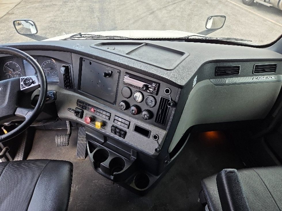 Sleeper Tractor-Heavy Duty Tractors-Freightliner-2021-T12664ST-Kansas City-MO-676,061\n\t\tmiles-$ 51,500 - Image 12