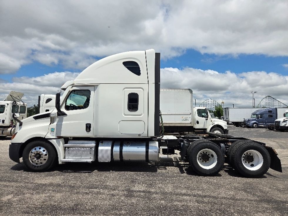 Sleeper Tractor-Heavy Duty Tractors-Freightliner-2021-T12664ST-Kansas City-MO-676,061\n\t\tmiles-$ 51,500 - Image 4