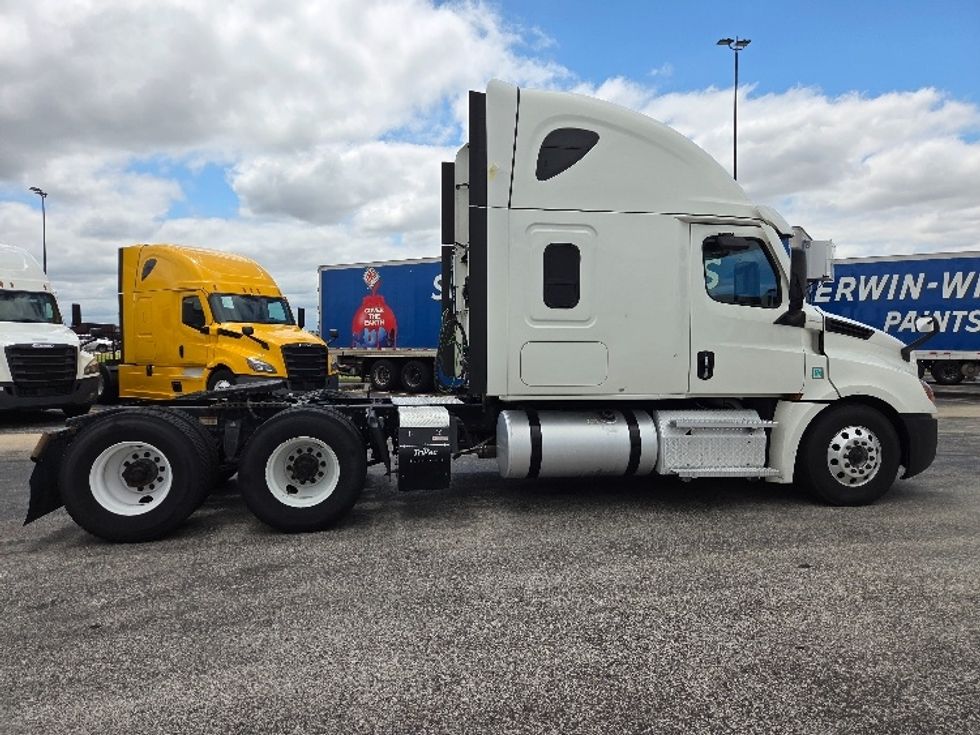 Sleeper Tractor-Heavy Duty Tractors-Freightliner-2021-T12664ST-Kansas City-MO-676,061\n\t\tmiles-$ 51,500 - Image 8