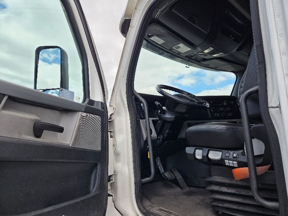Sleeper Tractor-Heavy Duty Tractors-Freightliner-2021-T12664ST-Kansas City-MO-676,061\n\t\tmiles-$ 51,500 - Image 9