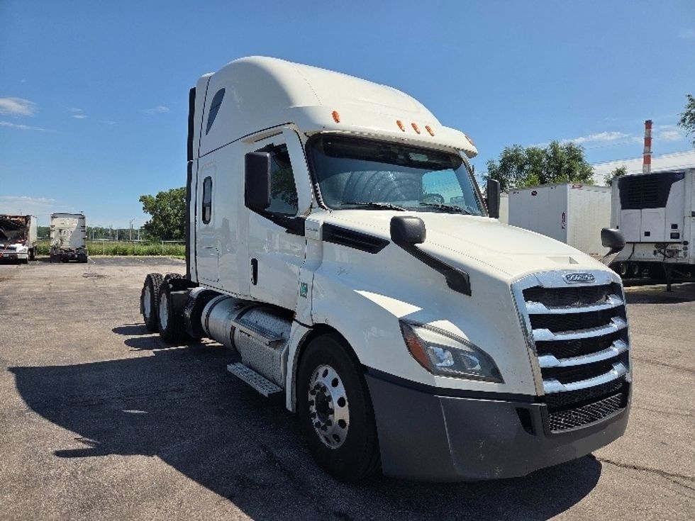 Sleeper Tractor-Heavy Duty Tractors-Freightliner-2021-T12664ST-Kansas City-MO-699,174\n\t\tmiles-$ 48,750 - Image 1