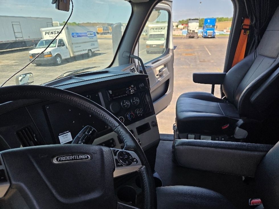 Sleeper Tractor-Heavy Duty Tractors-Freightliner-2021-T12664ST-Kansas City-MO-699,174\n\t\tmiles-$ 48,750 - Image 10