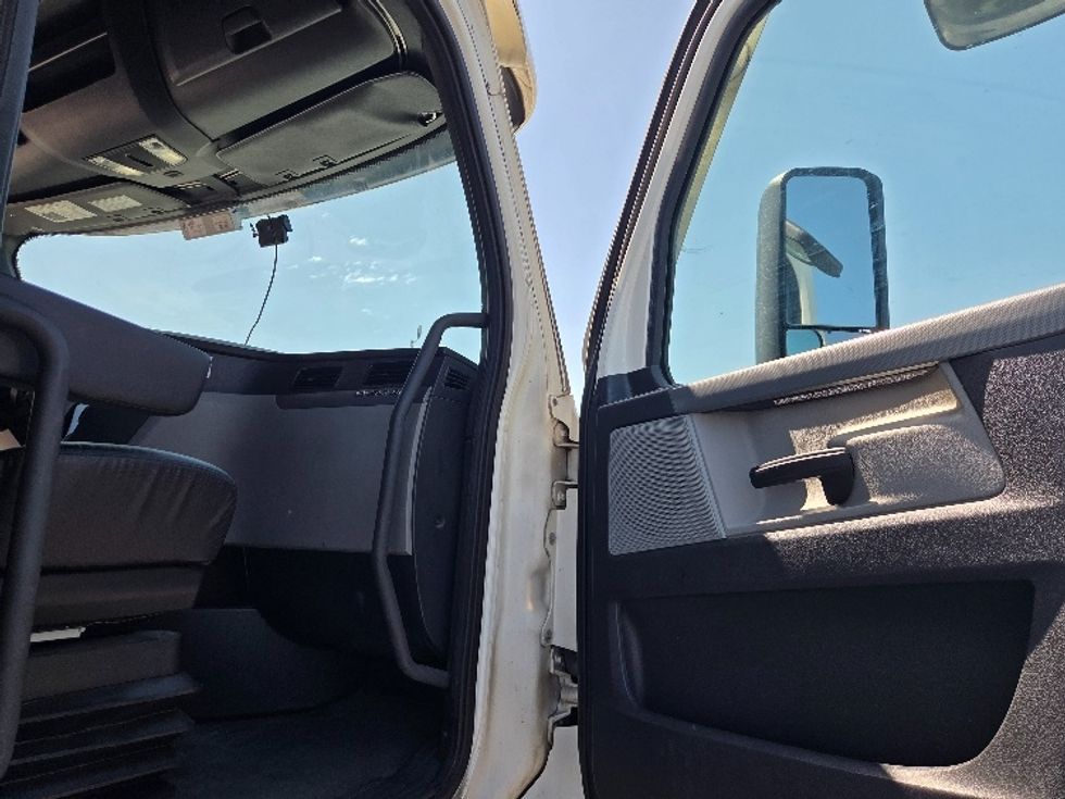 Sleeper Tractor-Heavy Duty Tractors-Freightliner-2021-T12664ST-Kansas City-MO-699,174\n\t\tmiles-$ 48,750 - Image 13