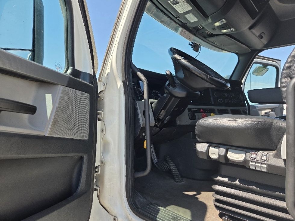 Sleeper Tractor-Heavy Duty Tractors-Freightliner-2021-T12664ST-Kansas City-MO-699,174\n\t\tmiles-$ 48,750 - Image 9