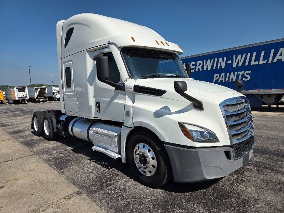 Sleeper Tractor-Heavy Duty Tractors-Freightliner-2021-T12664ST-Kansas City-MO-704,907\n\t\tmiles-$ 49,500 - Image 1