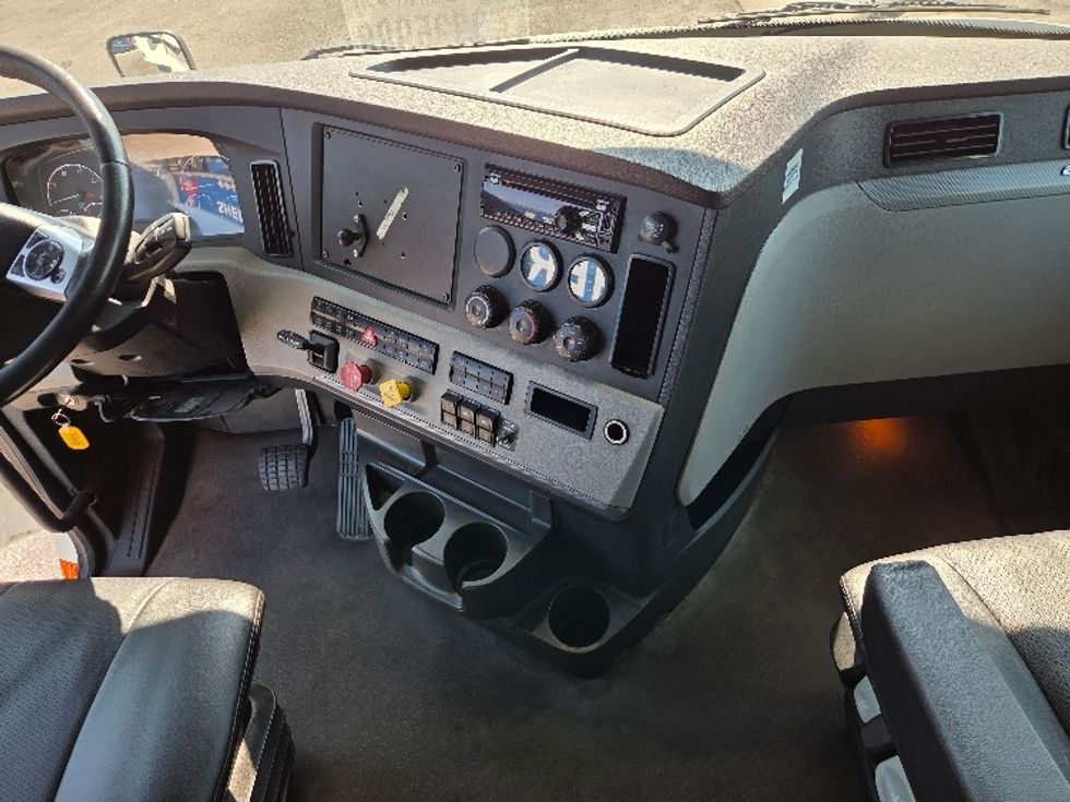 Sleeper Tractor-Heavy Duty Tractors-Freightliner-2021-T12664ST-Kansas City-MO-704,907\n\t\tmiles-$ 49,500 - Image 12