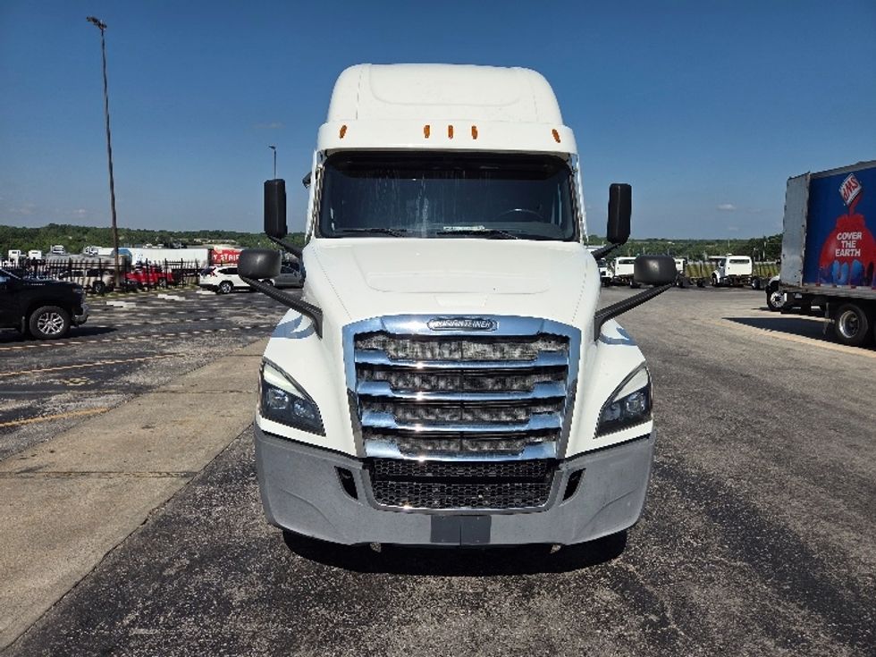 Sleeper Tractor-Heavy Duty Tractors-Freightliner-2021-T12664ST-Kansas City-MO-704,907\n\t\tmiles-$ 49,500 - Image 2