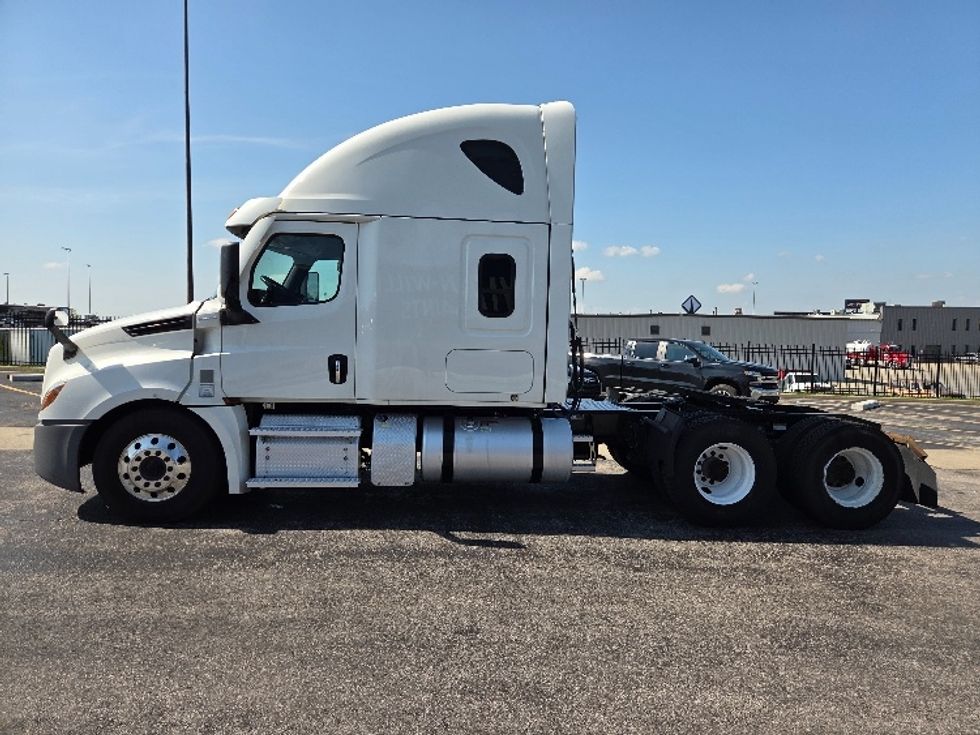 Sleeper Tractor-Heavy Duty Tractors-Freightliner-2021-T12664ST-Kansas City-MO-704,907\n\t\tmiles-$ 49,500 - Image 4