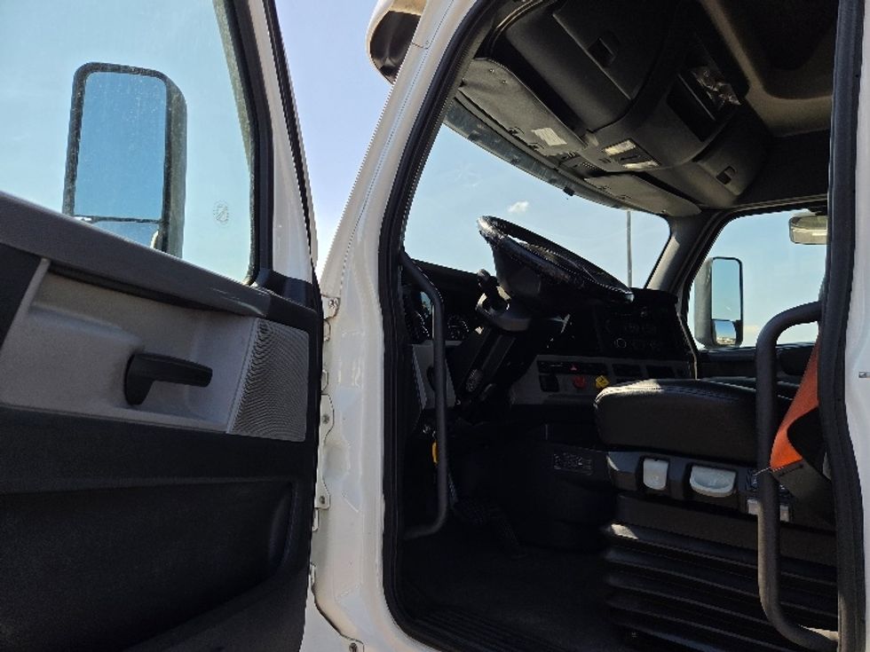 Sleeper Tractor-Heavy Duty Tractors-Freightliner-2021-T12664ST-Kansas City-MO-704,907\n\t\tmiles-$ 49,500 - Image 9