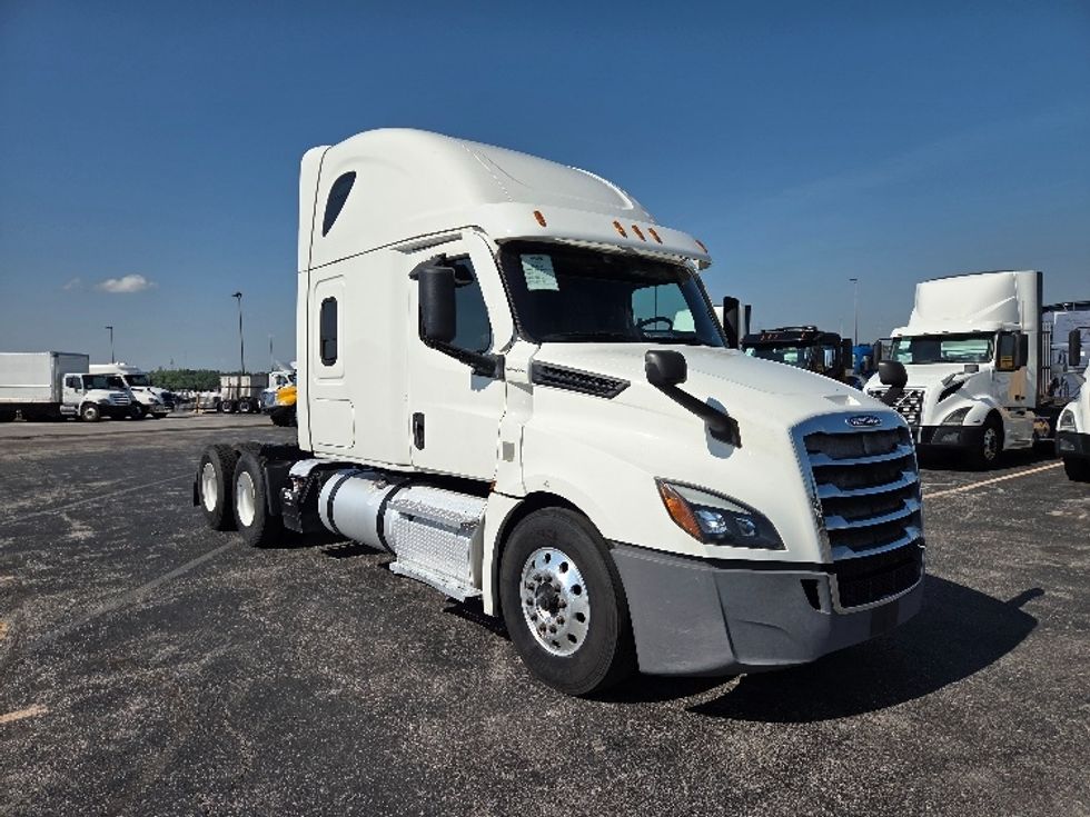 Sleeper Tractor-Heavy Duty Tractors-Freightliner-2021-T12664ST-Kansas City-MO-706,764\n\t\tmiles-$ 49,250 - Image 1