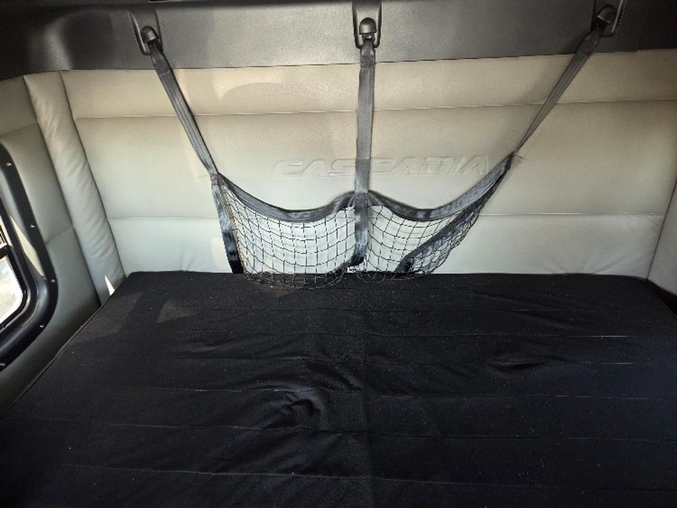 Sleeper Tractor-Heavy Duty Tractors-Freightliner-2021-T12664ST-Kansas City-MO-706,764\n\t\tmiles-$ 49,250 - Image 16