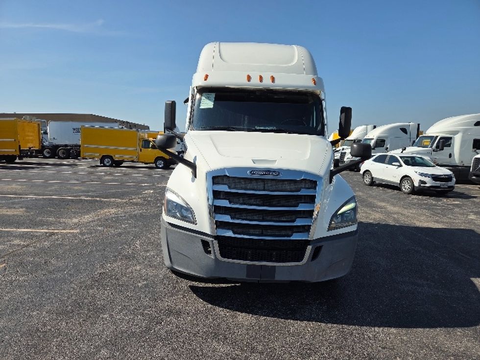 Sleeper Tractor-Heavy Duty Tractors-Freightliner-2021-T12664ST-Kansas City-MO-706,764\n\t\tmiles-$ 49,250 - Image 2
