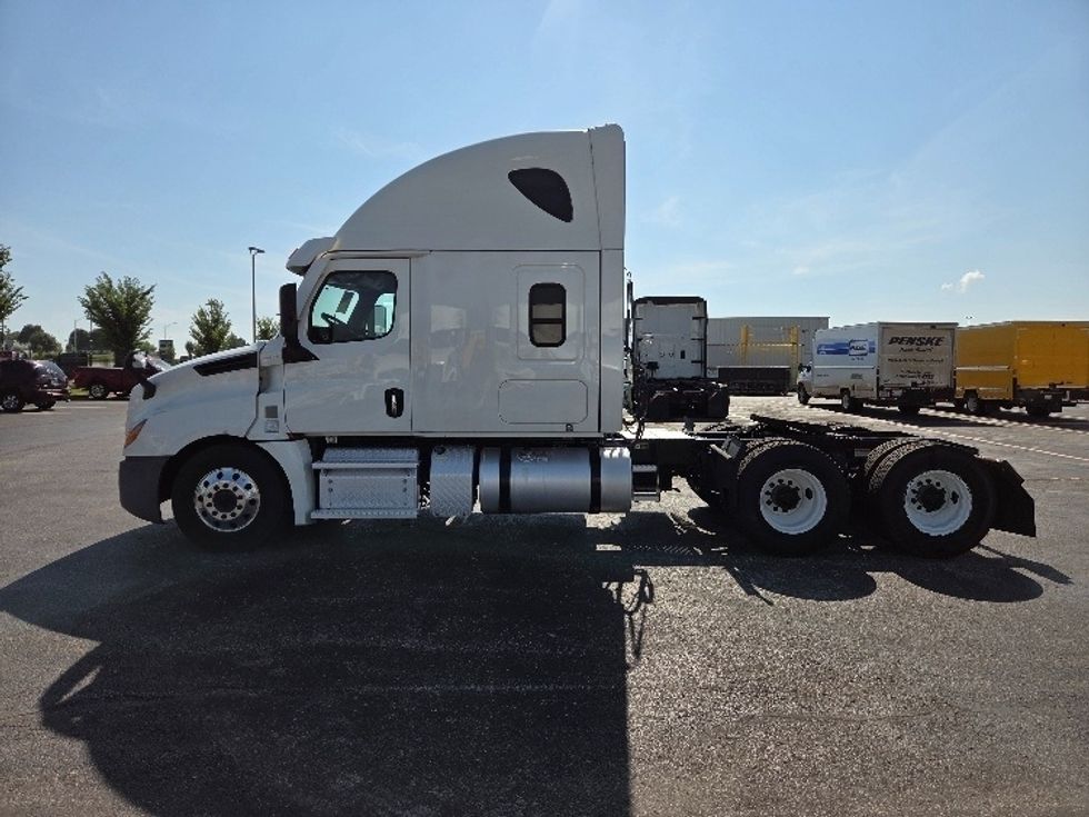 Sleeper Tractor-Heavy Duty Tractors-Freightliner-2021-T12664ST-Kansas City-MO-706,764\n\t\tmiles-$ 49,250 - Image 4