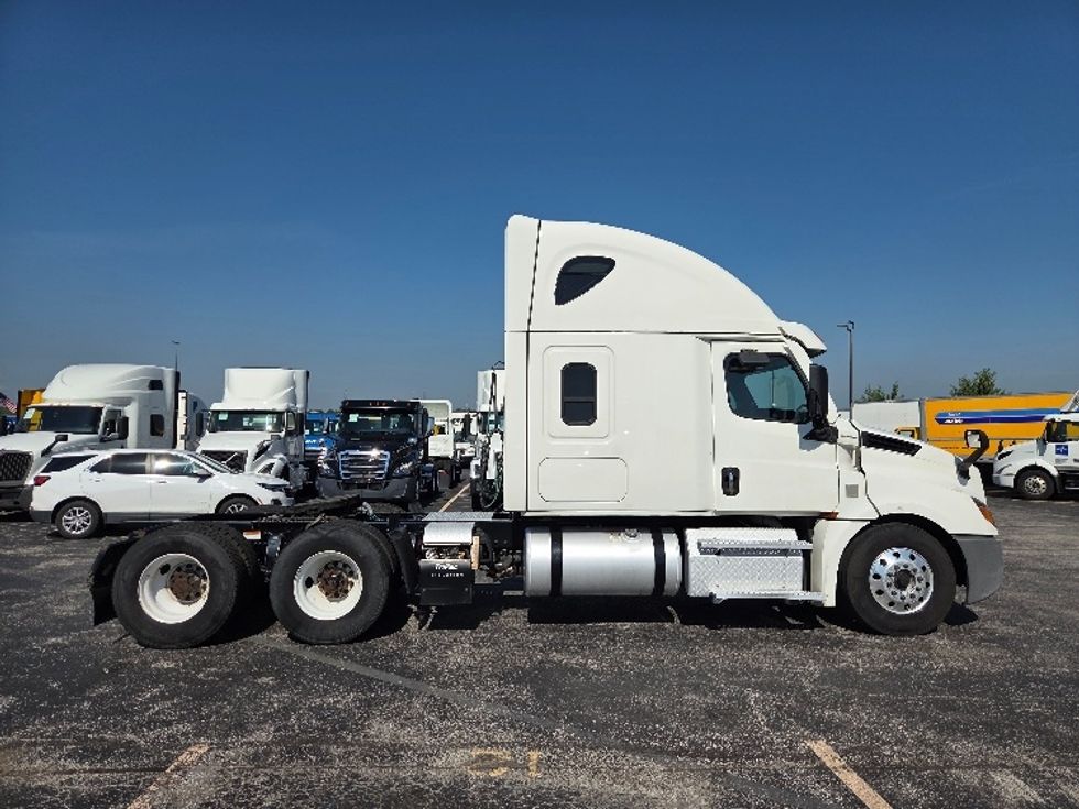Sleeper Tractor-Heavy Duty Tractors-Freightliner-2021-T12664ST-Kansas City-MO-706,764\n\t\tmiles-$ 49,250 - Image 8