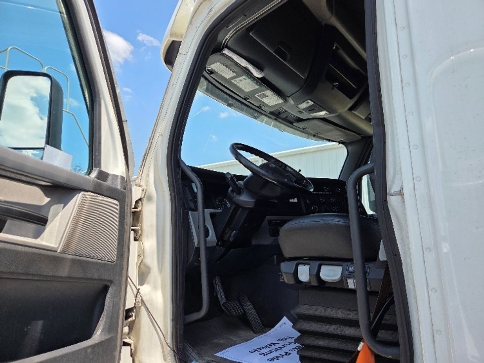 Sleeper Tractor-Heavy Duty Tractors-Freightliner-2021-T12664ST-Kansas City-MO-706,764\n\t\tmiles-$ 49,250 - Image 9