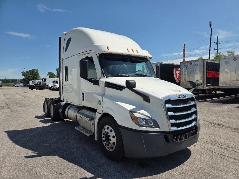 Sleeper Tractor-Heavy Duty Tractors-Freightliner-2021-T12664ST-Kansas City-MO-710,175\n\t\tmiles-$ 47,250 - Image 1