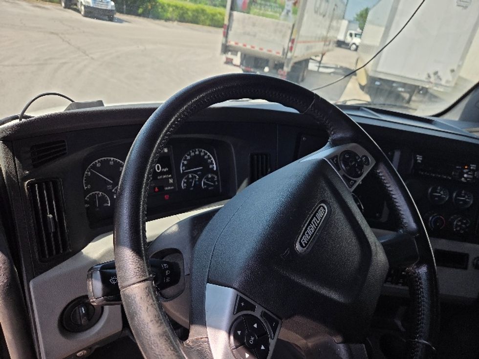Sleeper Tractor-Heavy Duty Tractors-Freightliner-2021-T12664ST-Kansas City-MO-710,175\n\t\tmiles-$ 47,250 - Image 11